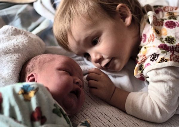 16 fotografías de niños pequeños conociendo a sus hermanos recién nacidos
