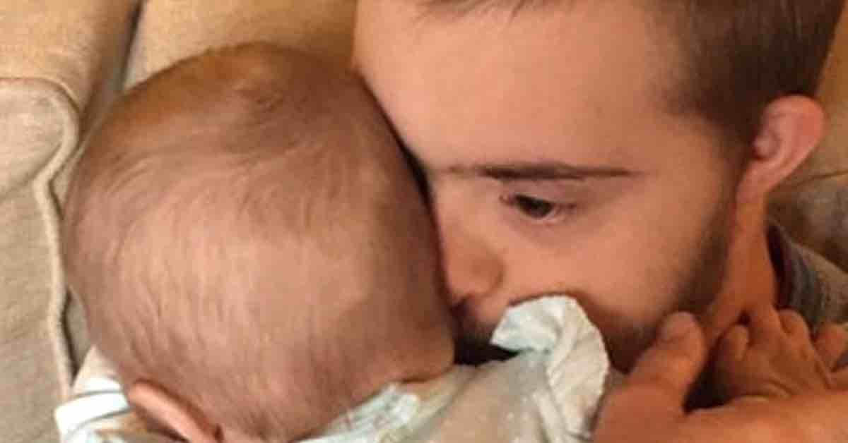 Nuevo tío sorprende a toda la familia al abrazar por primera vez a su sobrina