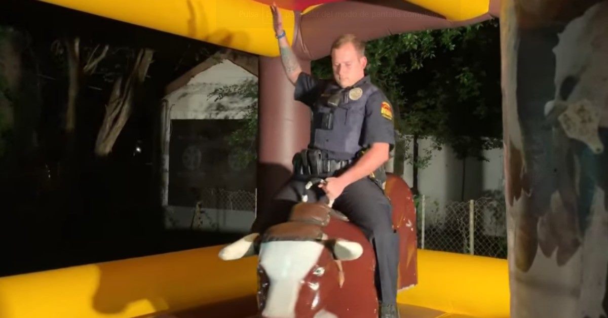 Policía llega a una fiesta tras recibir queja por ruido y termina sobre un toro mecánico