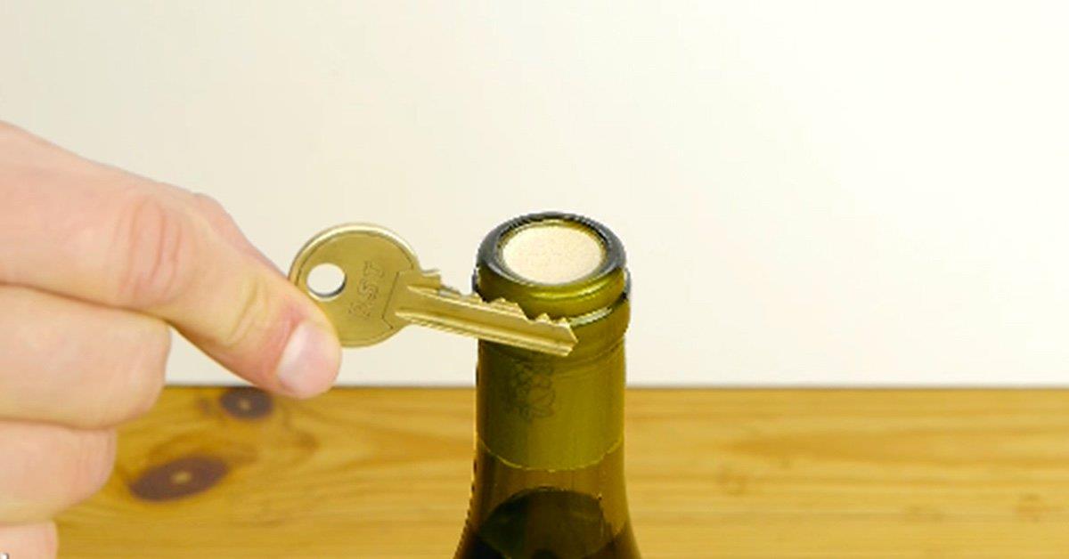 Aprende a abrir una botella de vino con las llaves de casa