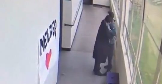Con un abrazo, un profesor desarmó a estudiante que pensaba quitarse la vida con una escopeta