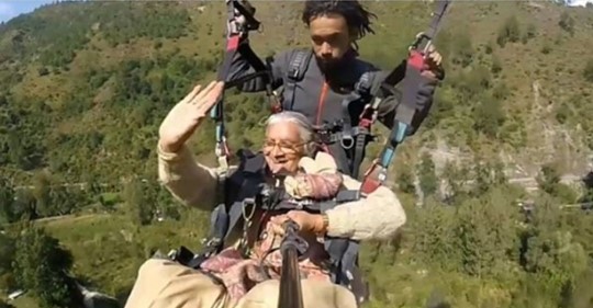 Valiente abuela de 71 años vuela en parapente sobre el Himalaya