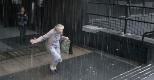 Abuela escucha a pequeña hablando con su mamá. Momentos después, corre bajo la lluvia.