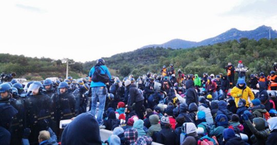 Gases lacrimógenos en el desalojo de los manifestantes de Tsunami Democràtic en La Jonquera