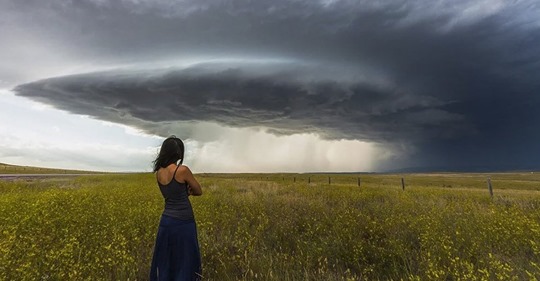 El fotógrafo que captura las tormentas más impresionantes con su mujer posando en ellas