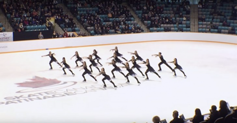 16 patinadores sobre hielo sincronizados se deslizan con “Rapsodia Bohemia”