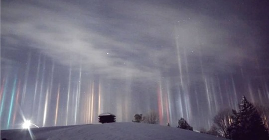 Un hombre captura el hermoso fenómeno de «pilares nocturnos» en el cielo de Ontario