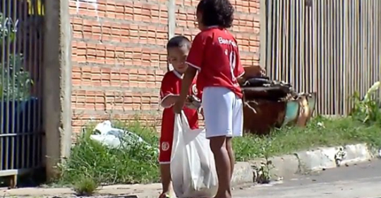 El corazón de esta niña no tiene limites, se pasa todo el día recogiendo latas de la calle para comprar comida y dársela a los perros vagabundos