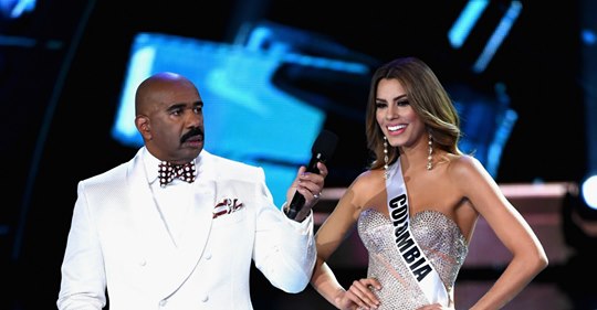  Steve Harvey y el ‘chiste’ de mal gusto en Miss Universo que tiene indignados a los colombianos