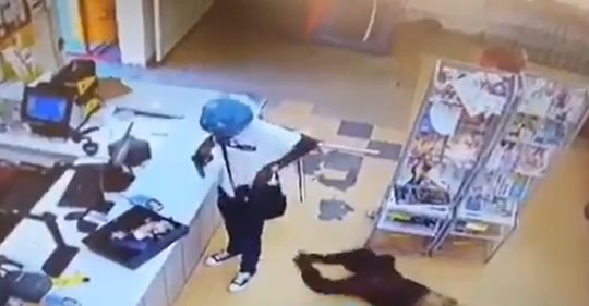 Ladrón que asaltó supermercado en Sudáfrica fue robado por un cliente: todo quedó registrado en cámaras