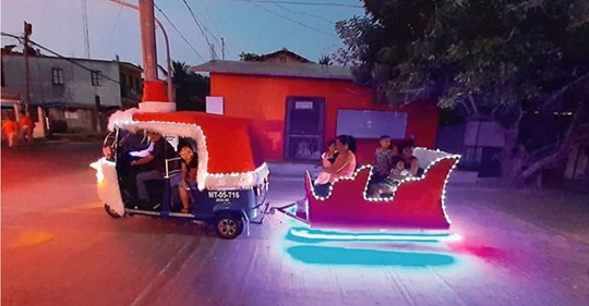 Abuelito se disfraza de Santa y pasea gratis a los niños en su moto trineo