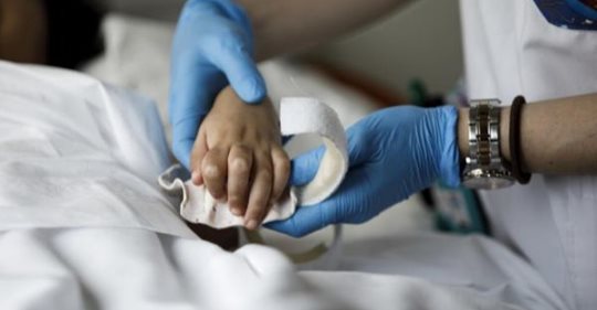 Los médicos de cuatro colegios apoyan regular la eutanasia en España