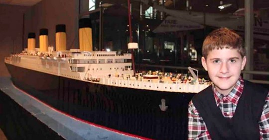 Niño con autismo construye la mejor réplica de Titanic utilizando solamente piezas de lego