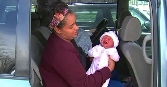 Policía vea a madre dando pecho en su auto y le pone una multa