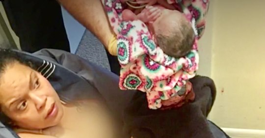 Mujer no sabía que estaba embarazada hasta que su recién nacida cayó en el inodoro de su cuñada