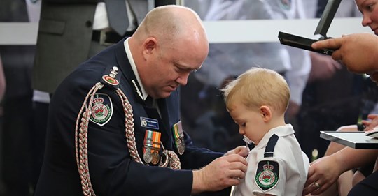 Bebé recibió una medalla en lugar de su padre bombero que murió por los incendios de Australia