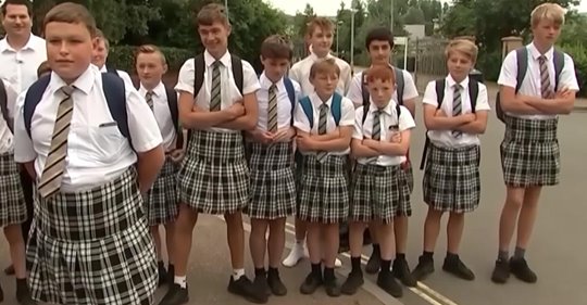 Una escuela del Reino Unido solo permite que los niños lleven faldas en lugar de pantalones cortos durante los meses más cálidos