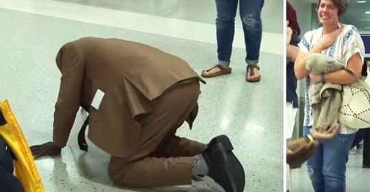 Un hombre se arrodilla en el aeropuerto al ver a su esposa y a sus hijos por primera vez en cuatro años