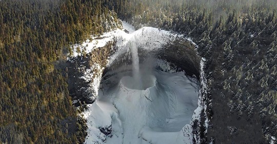 Las cataratas Helmcken y su espectacular formación durante el invierno