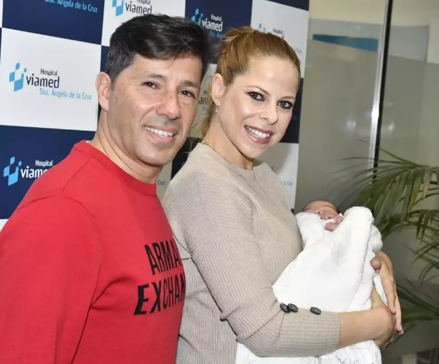 Pastora Soler sale del hospital con su hija recién nacida en brazos