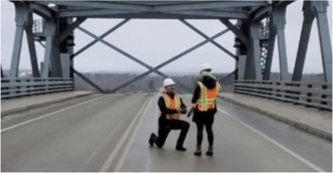  Ingeniero le propuso matrimonio a su novia en el puente que construyeron juntos