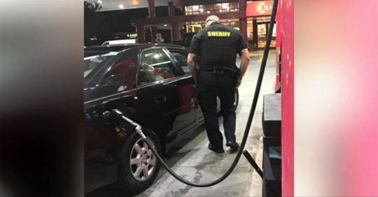 Oficial ayuda a mujer con discapacidad a cargar combustible en su vehículo