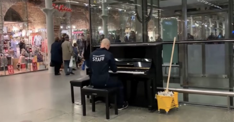 Hombre talentoso con uniforme de conserje toca en piano una versión de “Rapsodia Bohemia”