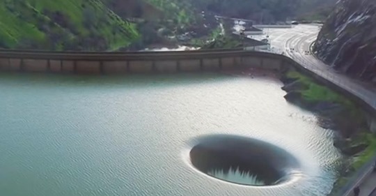 Usó un dron para ver dentro de un agujero en el Lago Berryessa, California