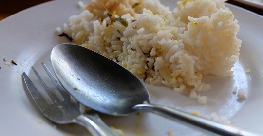 Por qué deberías pensarlo dos veces antes de comer sobras de arroz