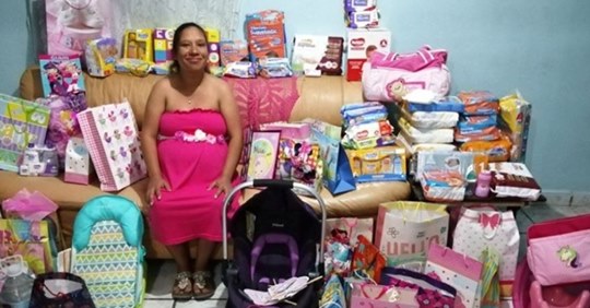 Ningún invitado fue a su ‘baby shower’ pero cientos de desconocidos decidieron obsequiarle regalos