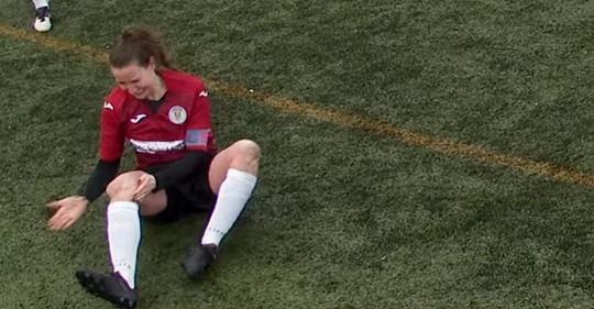 Una futbolista se disloca la rodilla, intenta recolocarla a puñetazos y sigue jugando