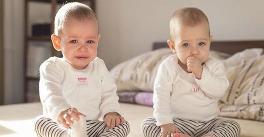 Pareja devuelve a gemelos adoptados tras enterarse de que serían padres biológicos
