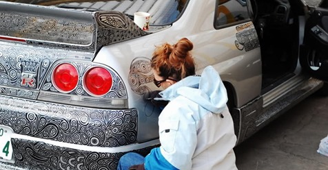 Impresionante: la novia toma un rotulador y pinta el coche de su pareja