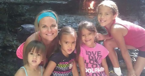 Esta mujer adoptó a las cuatro hijas de su amiga que murió de cáncer.