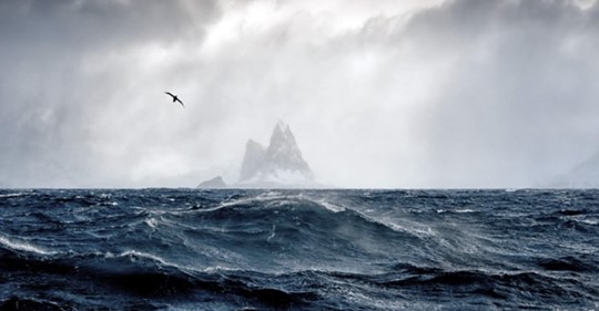 Aparece una isla desconocida en la Antártida por deshielo