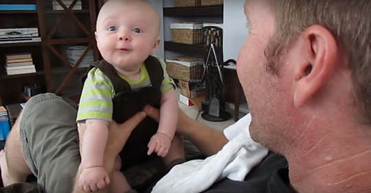 Bebé de 4 meses de edad tiene conversación con su papá
