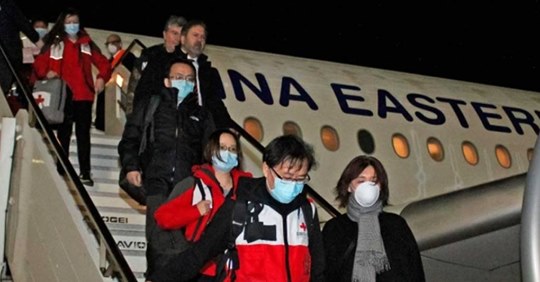 Chinos expertos en salud, llegan con toneladas de suministros para ayudar a Italia
