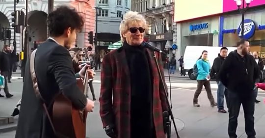 Rod Stewart escuchó a un artista callejero que cantaba su canción, así que agarró el micrófono y se puso a cantar con él
