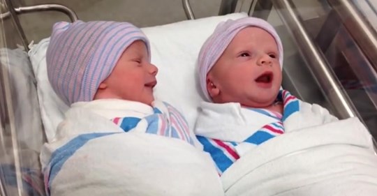 Gemelos recién nacidos tienen su primera conversación en el hospital