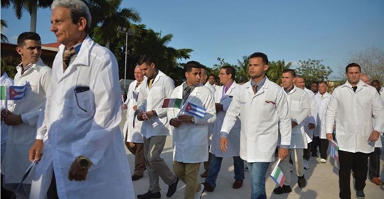 Doctores cubanos llegan a Italia para ayudar a combatir el coronavirus.