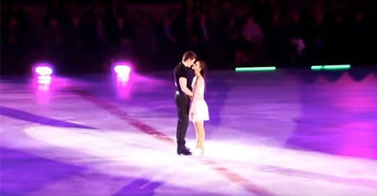 El hombre abraza a la mujer sobre el hielo y en segundos la rutina de  Dirty Dancing  impresiona al público de Kings on Ice