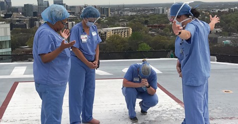 Imagenes de médicos y enfermeros rezando en hospitales por la pandemia conquistan las redes