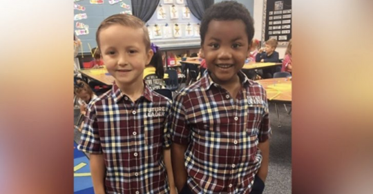 Dos niños de jardín de infantes se visten como mellizos el día de los mellizos ignorando la diferencia en el color de su piel