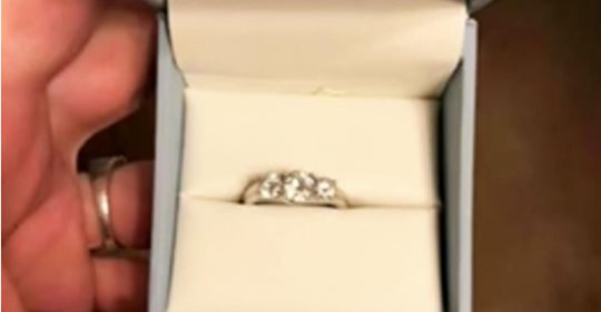 Mujer publica foto de su anillo para criticarlo en público luego de que lo encuentra en la mesita de noche de su novio