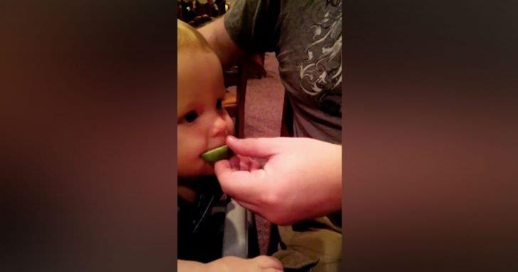 Bebé come lima por primera vez, y su cómica reacción no hay que perdérsela