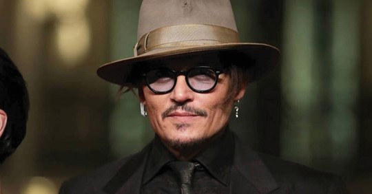 Reaparece Johnny Depp más sano y guapo que nunca tocando una canción