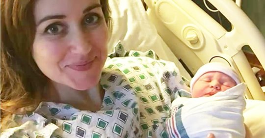 Doctora embarazada pone pausa a su propio trabajo de parto para recibir al bebé de otra mujer que necesitaba ayuda
