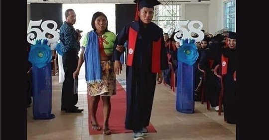 Joven indígena se gradúa y lleva de la mano a su orgullosa Madre para recibir su titulo