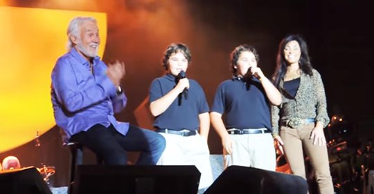 Kenny Rogers llora de orgullo cuando sus gemelos cantan con él en el escenario