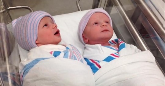 Unas gemelas se pusieron a conversar entre ellas una hora después de nacer